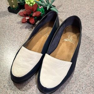 Aerosoles leather blue and winter white dress shoe. 1/2” heel. Flexible sole.